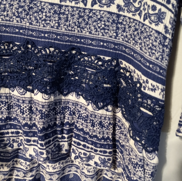 Absolutely Famous EUC Navy & White Patterned Blouse, Bell Sleeves, Sz Large - Picture 4 of 8